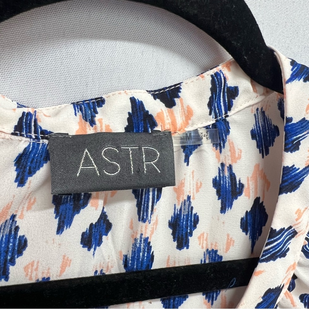 ASTR Blouse White Blue Modern Print Medium - Picture 3 of 6